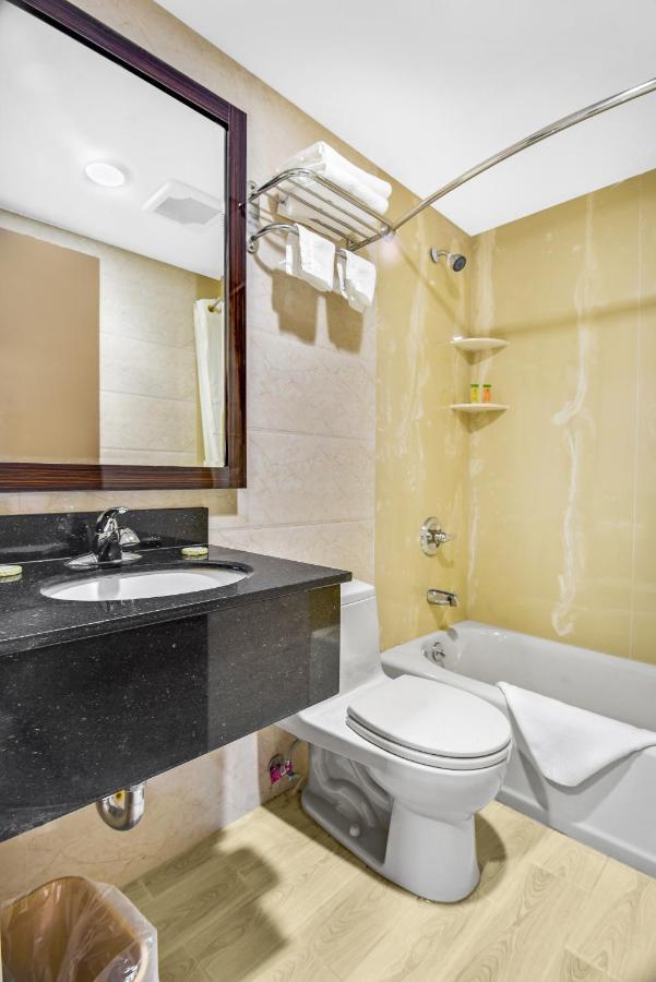 Brooklyn Broadway Hotel นิวยอร์ก ภายนอก รูปภาพ